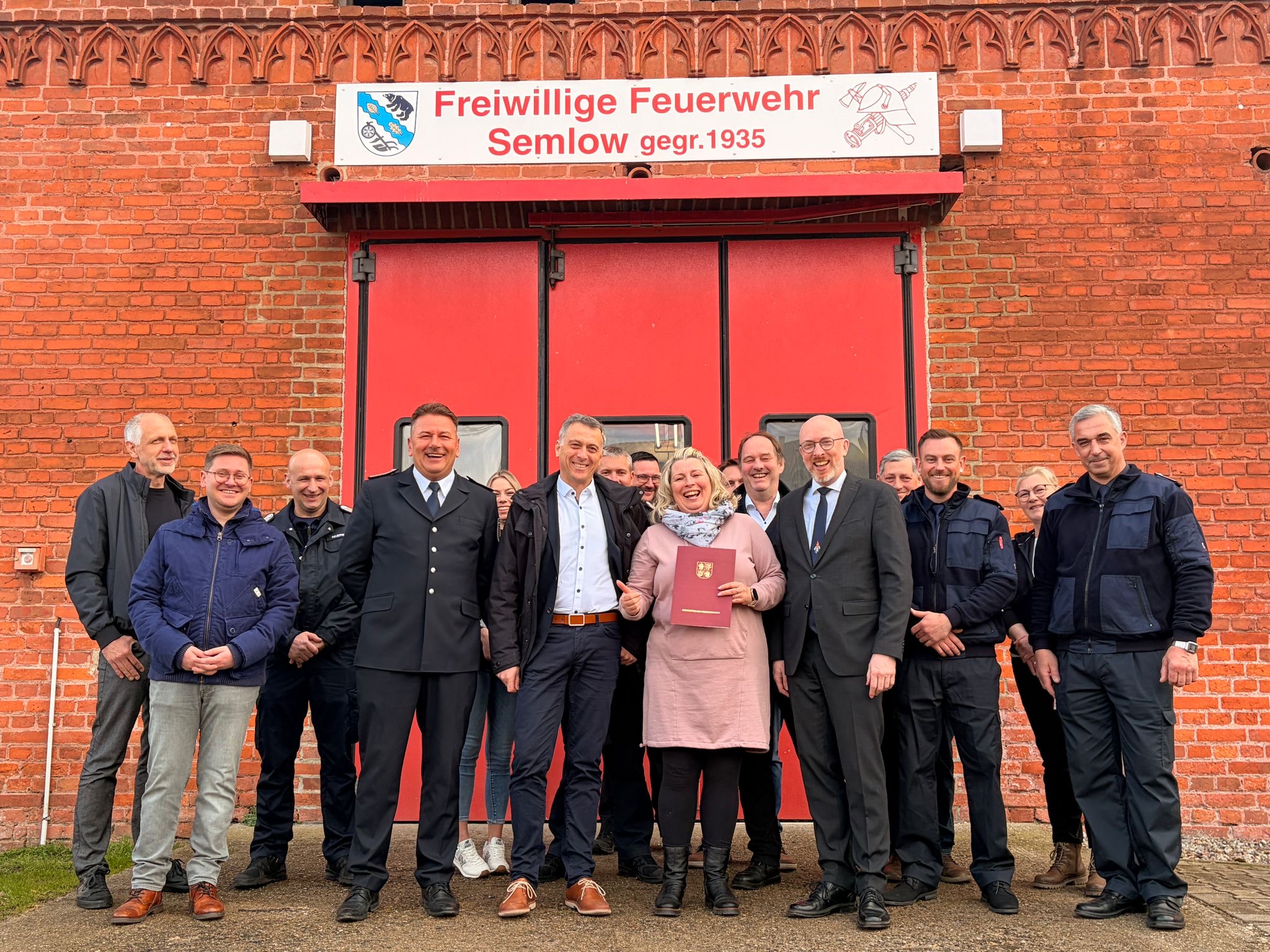 Gruppenfoto FFW mit Bürgermeisterin bei der Ankündigung Förderung