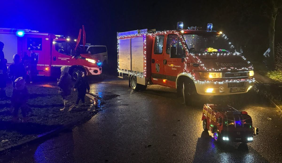 Der Weihnachtsmannexpress ist wieder unterwegs Foto mit geschmückten Feuerwehrautos