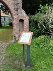 Stele im Schlosspark Semlow